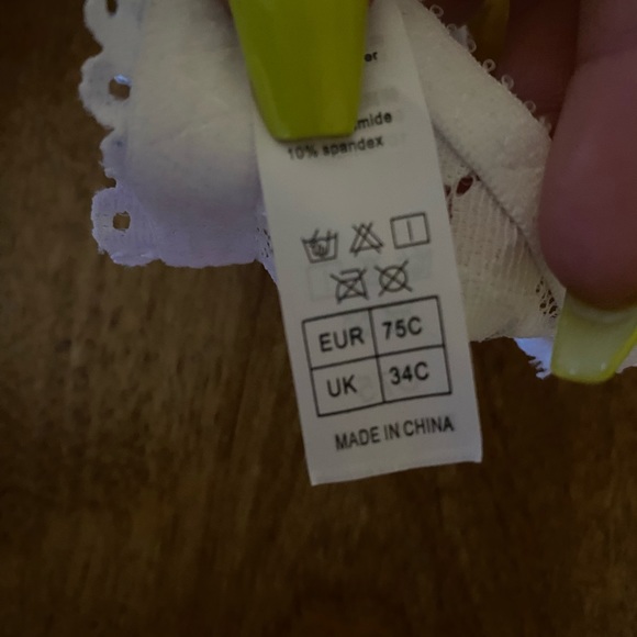 🛍️ 4/$25 White push up bra - Picture 4 of 5